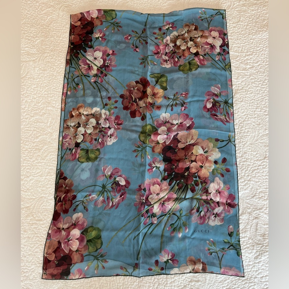 EUC Gucci Blooms Silk scarf-worn nice, brand tag missing